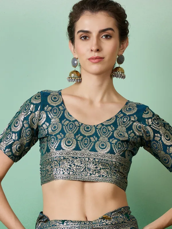 Green_Art_Silk_Woven_Banarasi_Saree_With_Unstitched_Blouse_For_Women