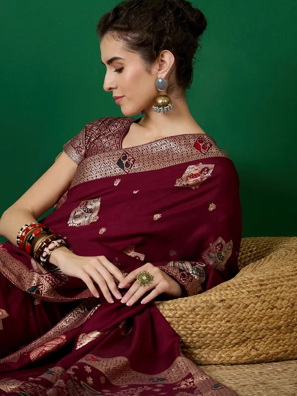 Maroon_Art_Silk_Woven_Banarasi_Saree_With_Unstitched_Blouse_For_Women