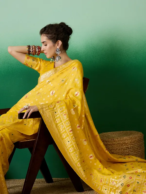 Yellow_Art_Silk_Woven_Banarasi_Saree_With_Unstitched_Blouse_For_Women