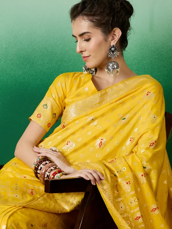 Yellow_Art_Silk_Woven_Banarasi_Saree_With_Unstitched_Blouse_For_Women