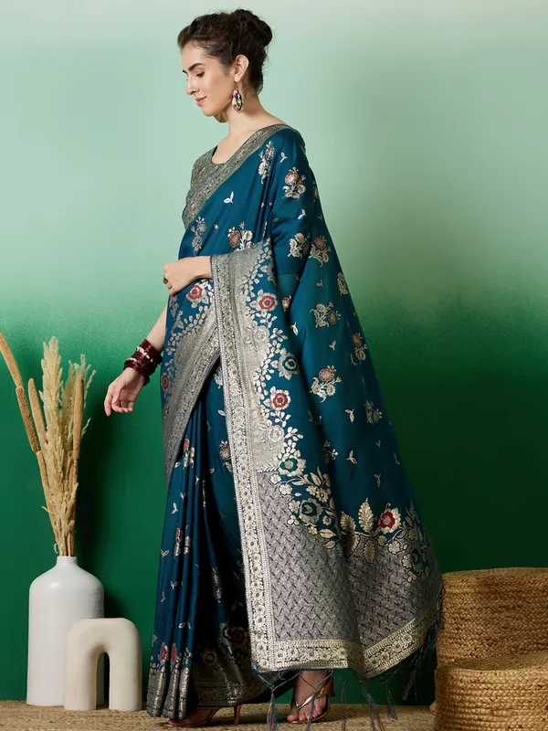 Green_Art_Silk_Woven_Banarasi_Saree_With_Unstitched_Blouse_For_Women