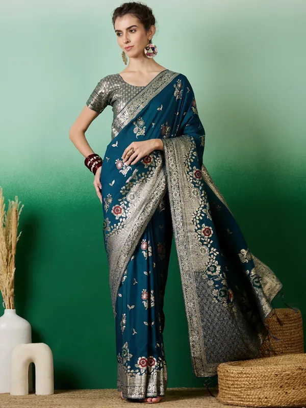 Green_Art_Silk_Woven_Banarasi_Saree_With_Unstitched_Blouse_For_Women