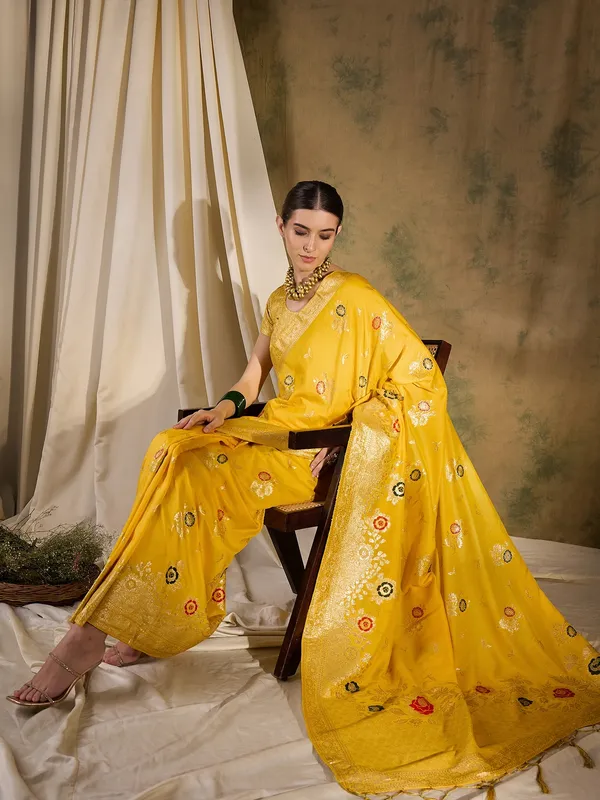Yellow_Art_Silk_Woven_Banarasi_Saree_With_Unstitched_Blouse_For_Women