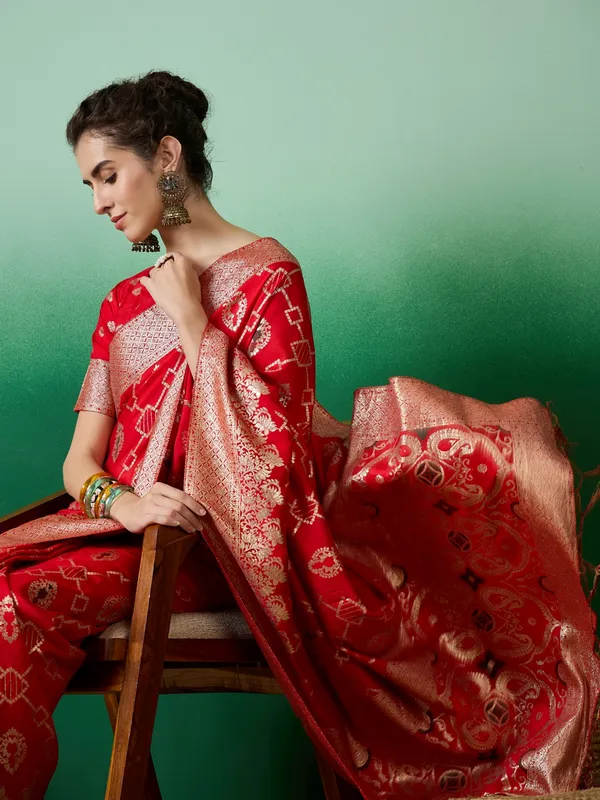 Red_Art_Silk_Woven_Banarasi_Saree_With_Unstitched_Blouse_For_Women