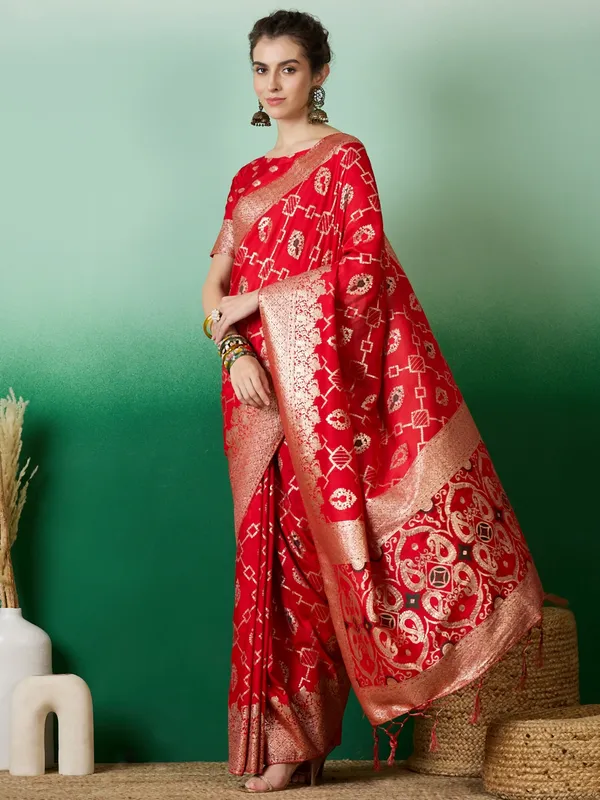 Red_Art_Silk_Woven_Banarasi_Saree_With_Unstitched_Blouse_For_Women