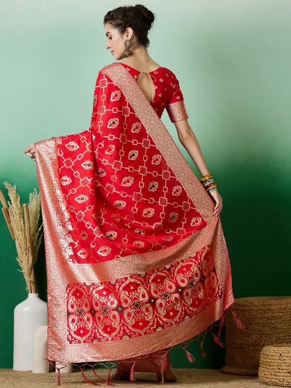 Red_Art_Silk_Woven_Banarasi_Saree_With_Unstitched_Blouse_For_Women