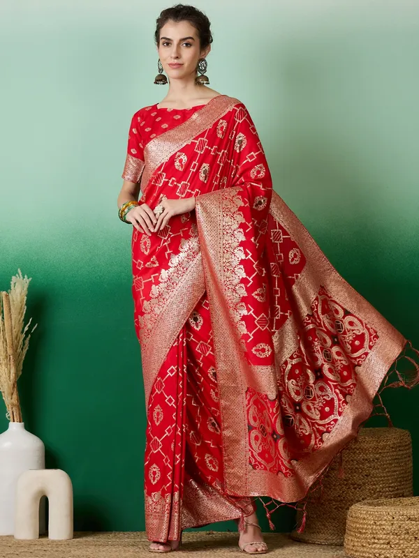 Red_Art_Silk_Woven_Banarasi_Saree_With_Unstitched_Blouse_For_Women