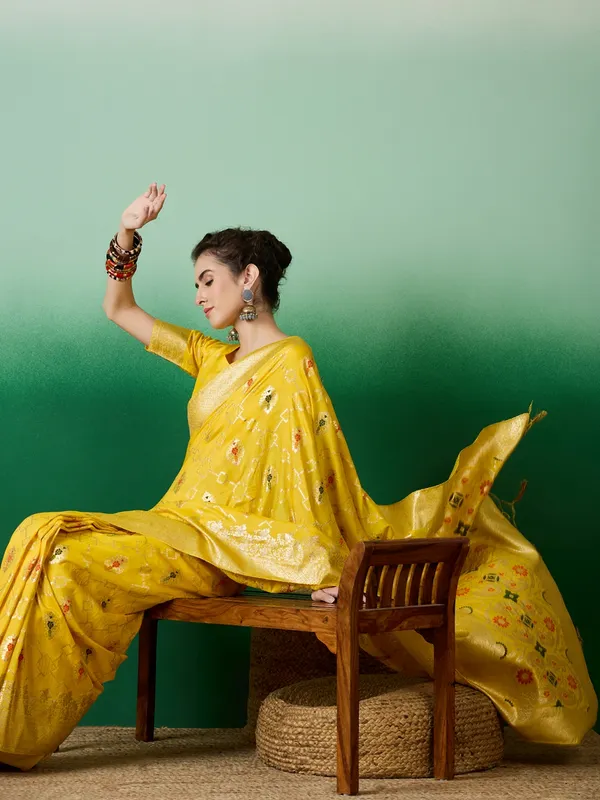 Yellow_Art_Silk_Woven_Banarasi_Saree_With_Unstitched_Blouse_For_Women