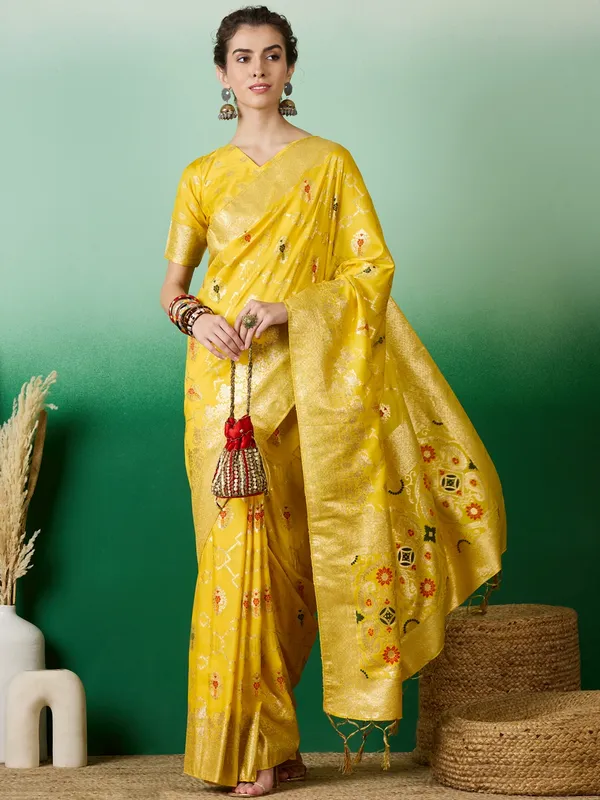 Yellow_Art_Silk_Woven_Banarasi_Saree_With_Unstitched_Blouse_For_Women