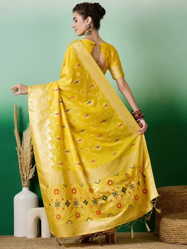 Yellow_Art_Silk_Woven_Banarasi_Saree_With_Unstitched_Blouse_For_Women