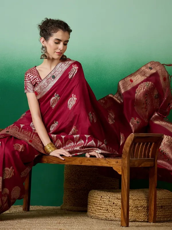 Red_Art_Silk_Woven_Banarasi_Saree_With_Unstitched_Blouse_For_Women