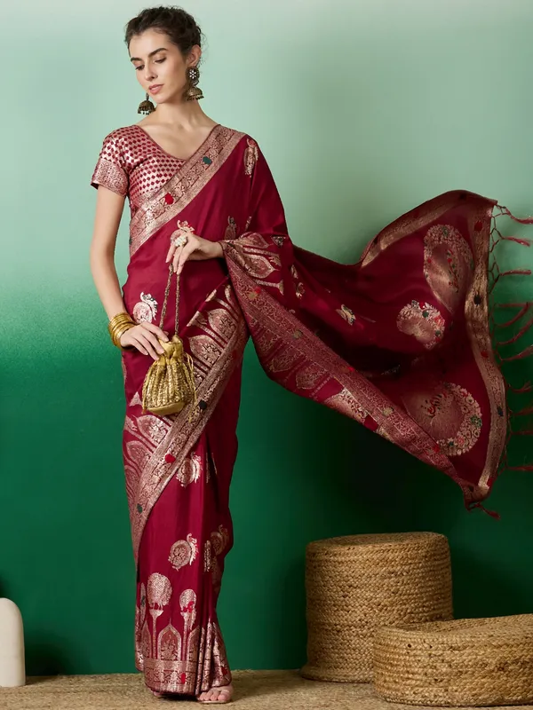 Red_Art_Silk_Woven_Banarasi_Saree_With_Unstitched_Blouse_For_Women