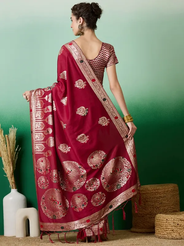 Red_Art_Silk_Woven_Banarasi_Saree_With_Unstitched_Blouse_For_Women