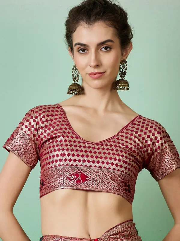 Red_Art_Silk_Woven_Banarasi_Saree_With_Unstitched_Blouse_For_Women