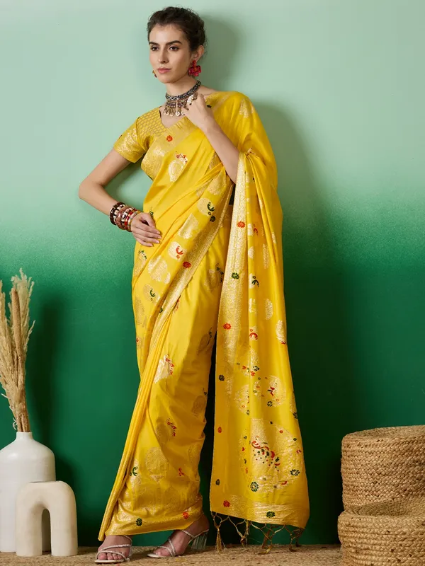 Yellow_Art_Silk_Woven_Banarasi_Saree_With_Unstitched_Blouse_For_Women