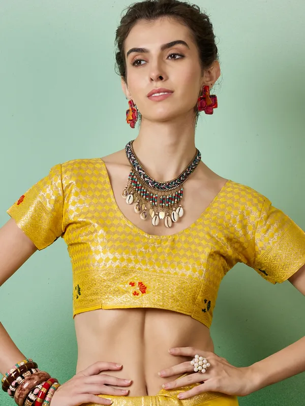 Yellow_Art_Silk_Woven_Banarasi_Saree_With_Unstitched_Blouse_For_Women