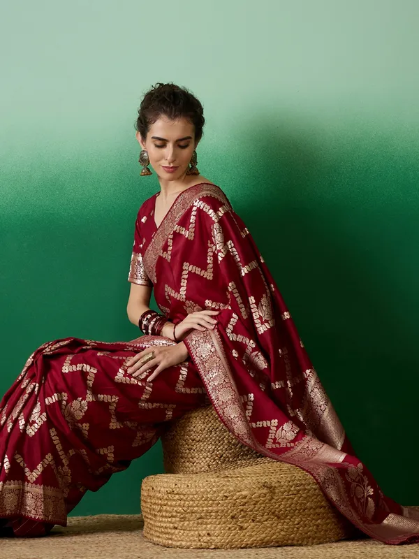 Maroon_Art_Silk_Woven_Banarasi_Saree_With_Unstitched_Blouse_For_Women