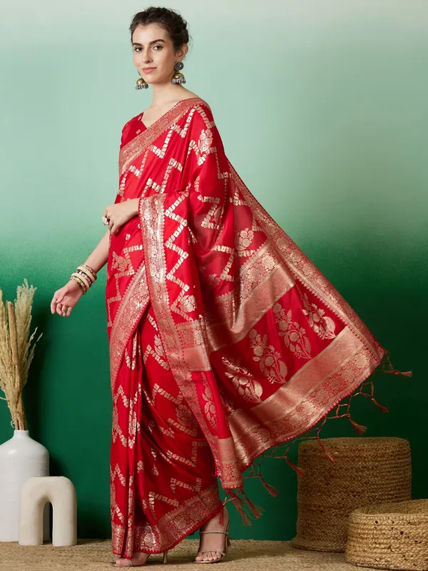 Red_Art_Silk_Woven_Banarasi_Saree_With_Unstitched_Blouse_For_Women