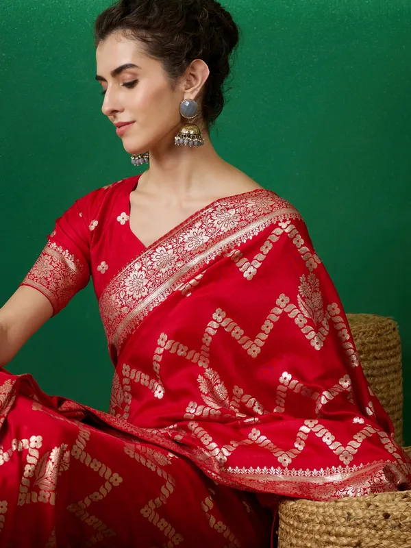 Red_Art_Silk_Woven_Banarasi_Saree_With_Unstitched_Blouse_For_Women