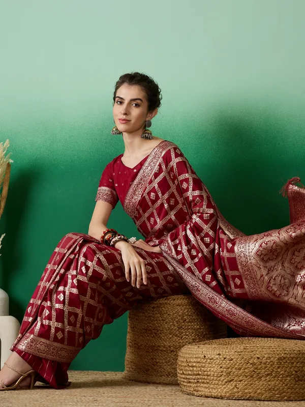 Maroon_Art_Silk_Woven_Banarasi_Saree_With_Unstitched_Blouse_For_Women