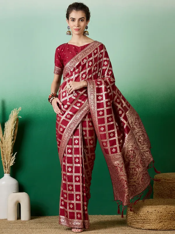 Maroon_Art_Silk_Woven_Banarasi_Saree_With_Unstitched_Blouse_For_Women