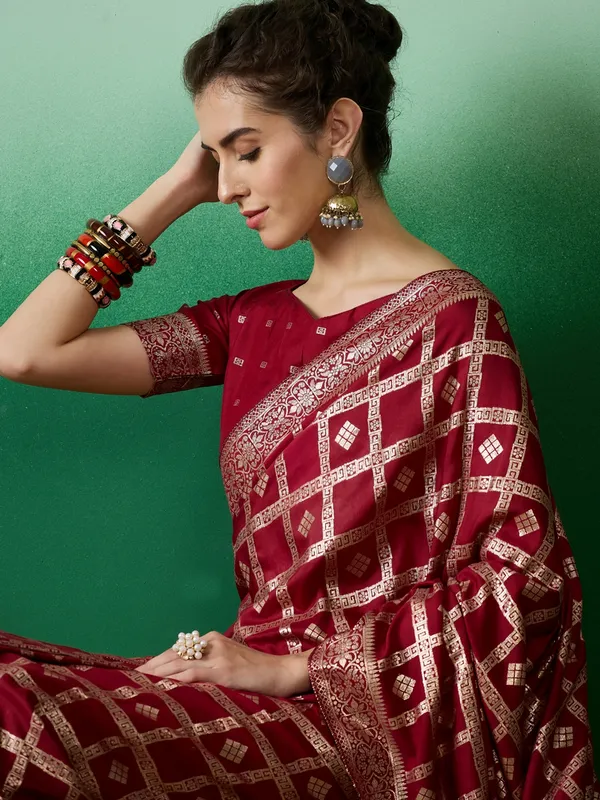 Maroon_Art_Silk_Woven_Banarasi_Saree_With_Unstitched_Blouse_For_Women