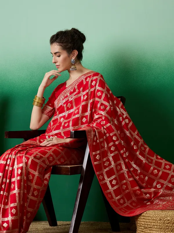 Red_Art_Silk_Woven_Banarasi_Saree_With_Unstitched_Blouse_For_Women