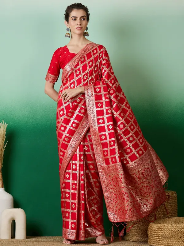 Red_Art_Silk_Woven_Banarasi_Saree_With_Unstitched_Blouse_For_Women
