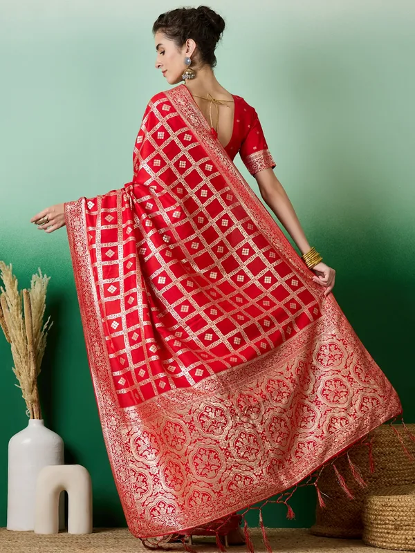 Red_Art_Silk_Woven_Banarasi_Saree_With_Unstitched_Blouse_For_Women