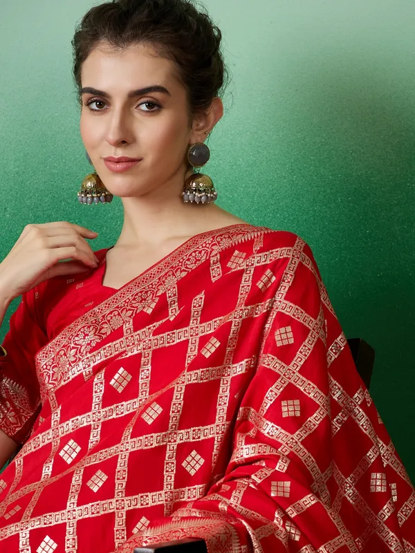Red_Art_Silk_Woven_Banarasi_Saree_With_Unstitched_Blouse_For_Women