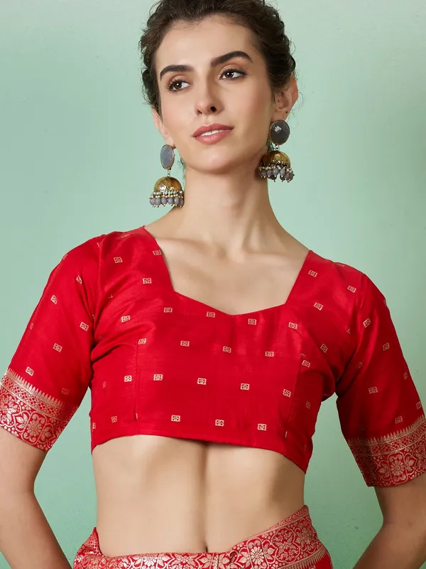 Red_Art_Silk_Woven_Banarasi_Saree_With_Unstitched_Blouse_For_Women