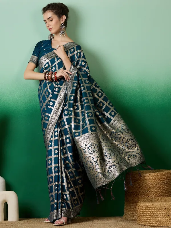 Green_Art_Silk_Woven_Banarasi_Saree_With_Unstitched_Blouse_For_Women