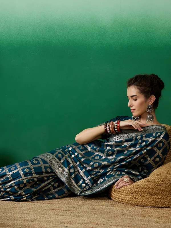 Green_Art_Silk_Woven_Banarasi_Saree_With_Unstitched_Blouse_For_Women
