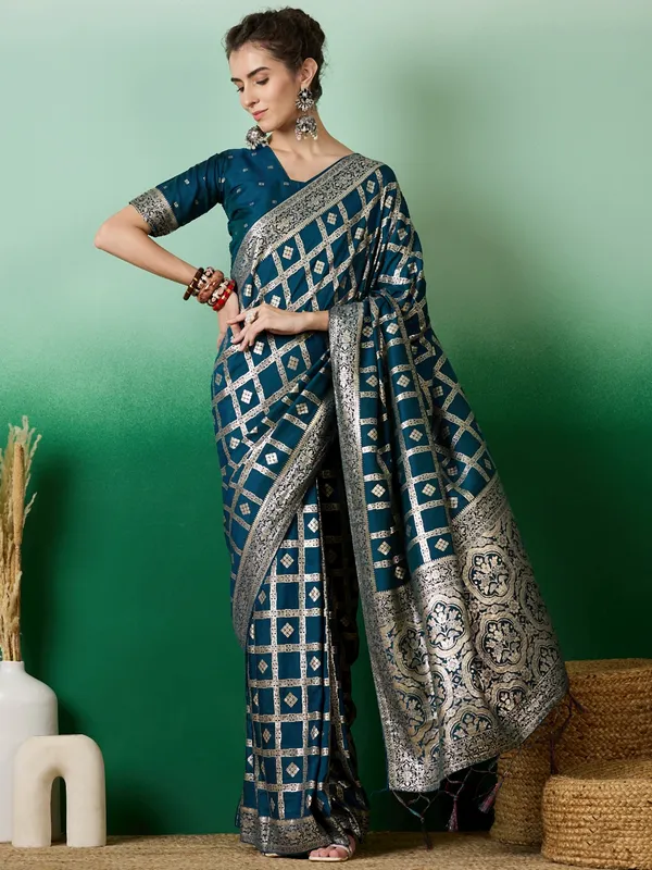 Green_Art_Silk_Woven_Banarasi_Saree_With_Unstitched_Blouse_For_Women