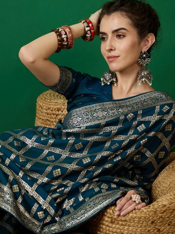 Green_Art_Silk_Woven_Banarasi_Saree_With_Unstitched_Blouse_For_Women