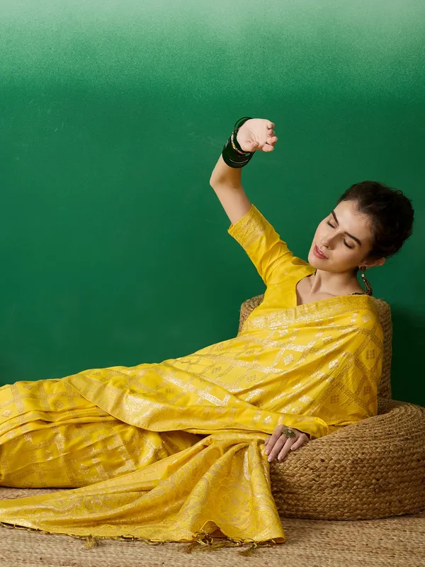 Yellow_Art_Silk_Woven_Banarasi_Saree_With_Unstitched_Blouse_For_Women