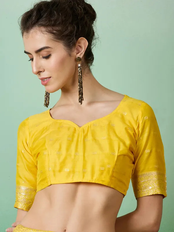 Yellow_Art_Silk_Woven_Banarasi_Saree_With_Unstitched_Blouse_For_Women