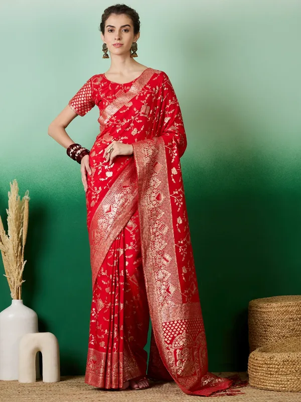 Red_Art_Silk_Woven_Banarasi_Saree_With_Unstitched_Blouse_For_Women