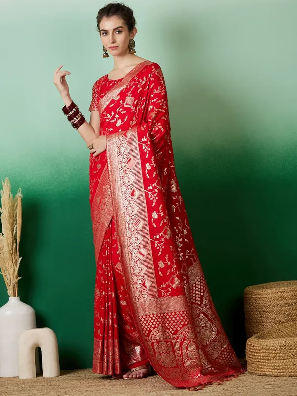Red_Art_Silk_Woven_Banarasi_Saree_With_Unstitched_Blouse_For_Women