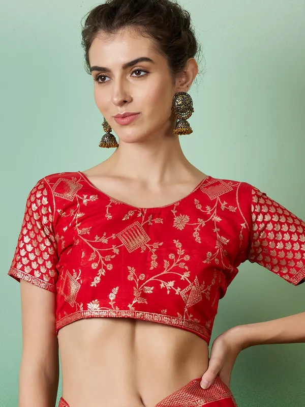 Red_Art_Silk_Woven_Banarasi_Saree_With_Unstitched_Blouse_For_Women
