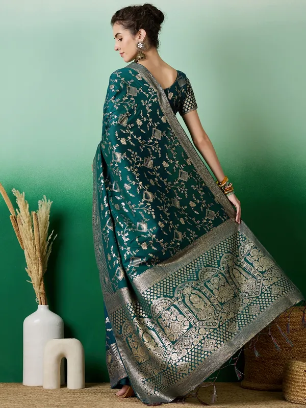 Green_Art_Silk_Woven_Banarasi_Saree_With_Unstitched_Blouse_For_Women