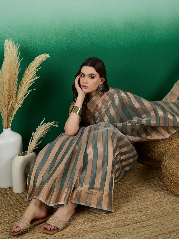 Green_Organza_Woven_Banarasi_Saree_With_Unstitched_Blouse_For_Women