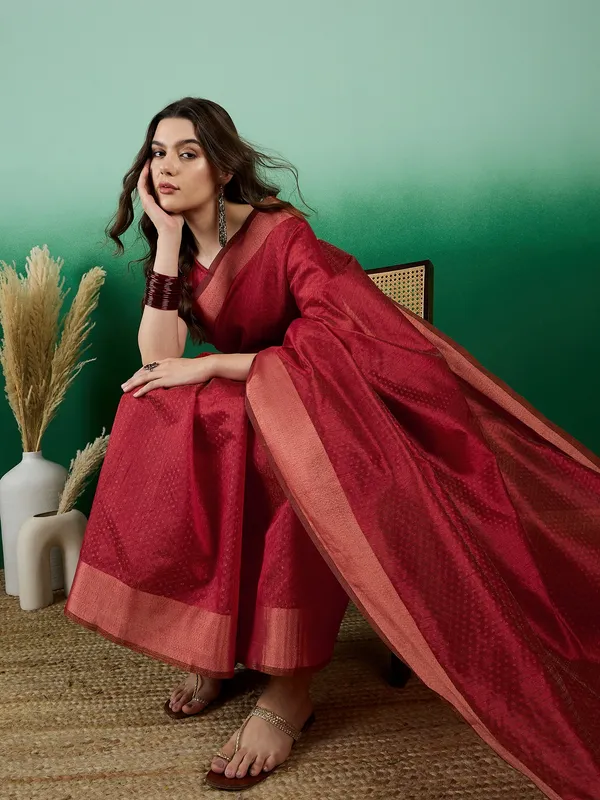 Red_Organza_Woven_Banarasi_Saree_With_Unstitched_Blouse_For_Women