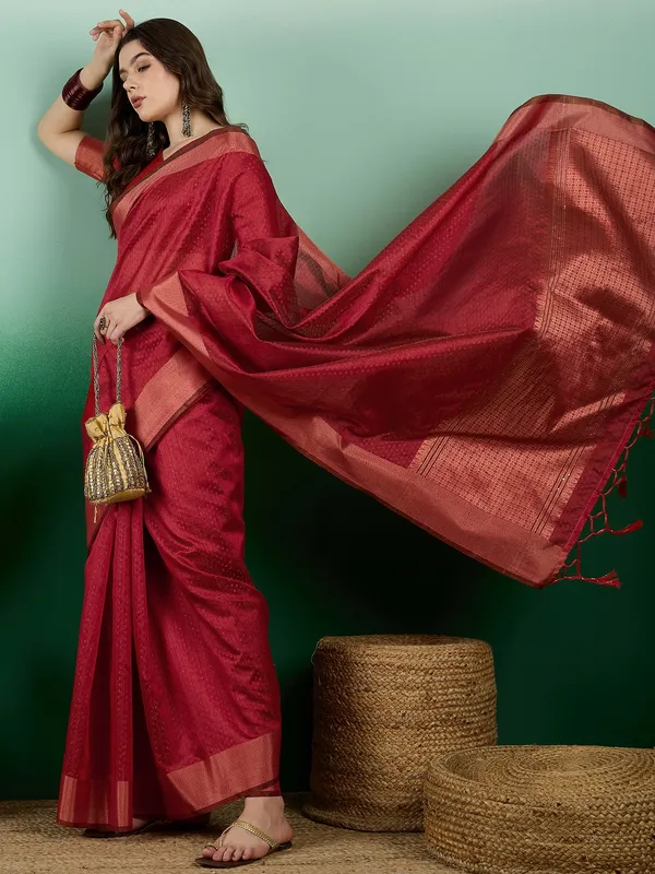 Red_Organza_Woven_Banarasi_Saree_With_Unstitched_Blouse_For_Women