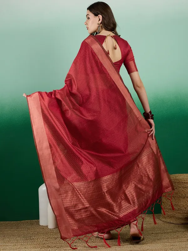 Red_Organza_Woven_Banarasi_Saree_With_Unstitched_Blouse_For_Women