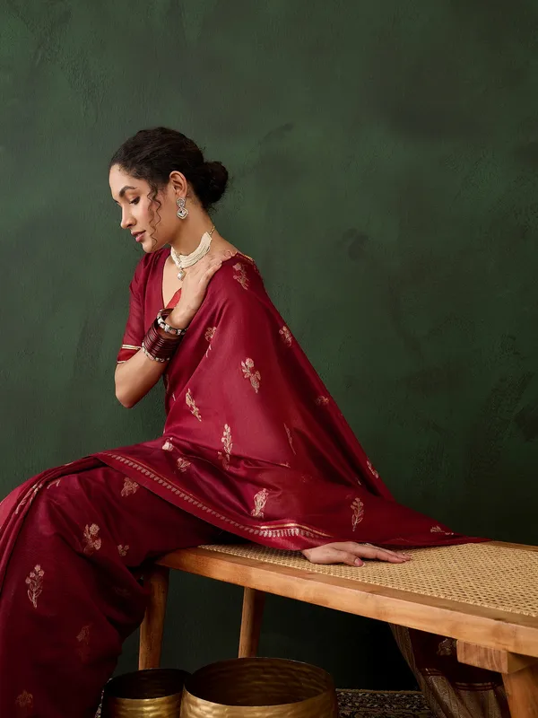 Red_Silk_Blend_Woven_Banarasi_Saree_With_Unstitched_Blouse_For_Women