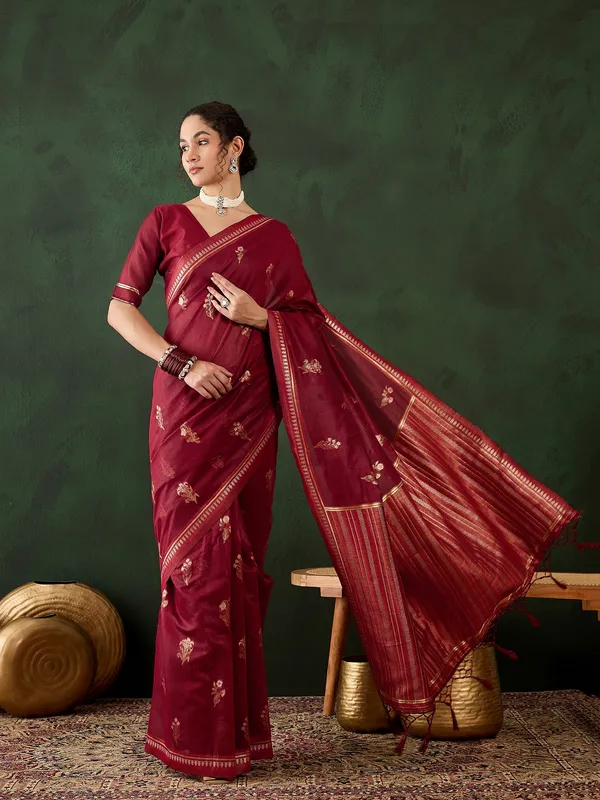 Red_Silk_Blend_Woven_Banarasi_Saree_With_Unstitched_Blouse_For_Women