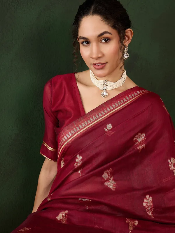 Red_Silk_Blend_Woven_Banarasi_Saree_With_Unstitched_Blouse_For_Women