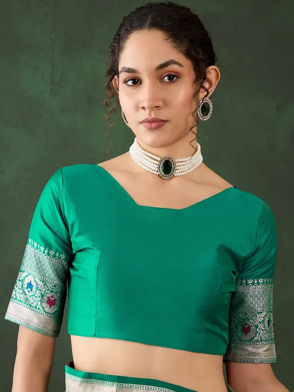Green_Art_Silk_Woven_Banarasi_Saree_With_Unstitched_Blouse_For_Women