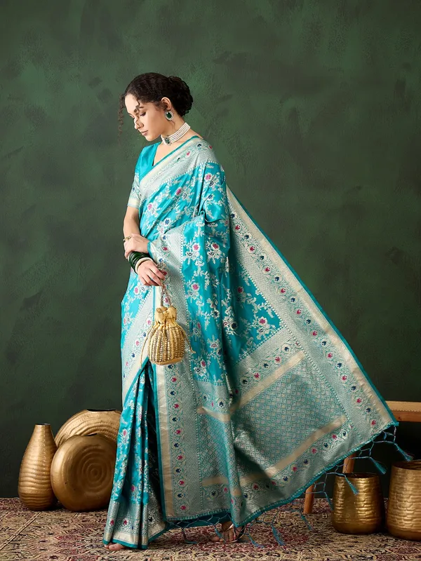 Green_Art_Silk_Woven_Banarasi_Saree_With_Unstitched_Blouse_For_Women